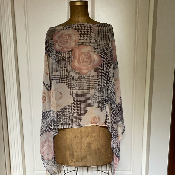 Multicolored Dolman Sleeve Asymmetrical Blouse. Brand new condition . - Picture 5 of 5